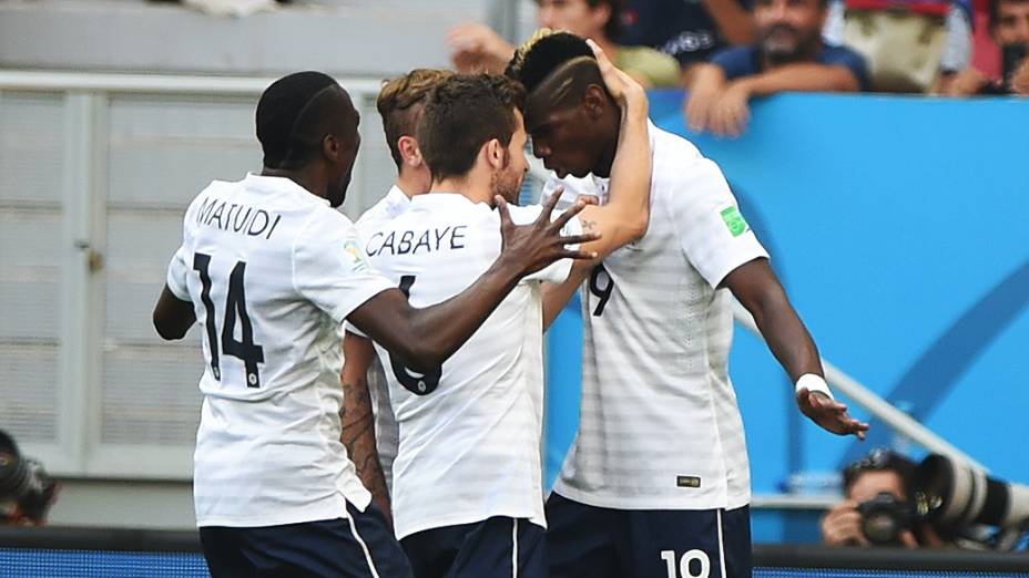 Jogadores da França comemoram gol contra a Nigéria