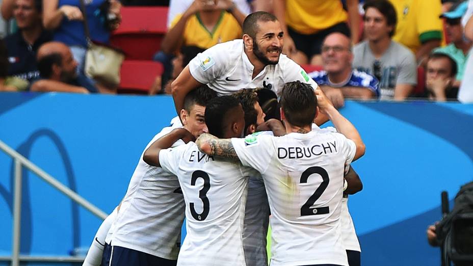 Jogadores da França comemoram gol contra a Nigéria