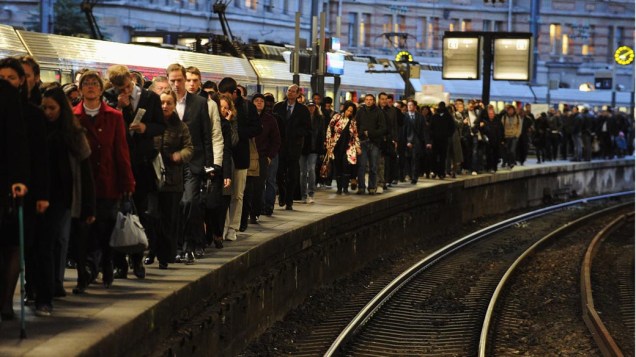 Franceses aguardam trem em plataforma de estação de Paris. As greves gerais em protesto contra a reforma da  previdência teve continuidade nesta terça-feira