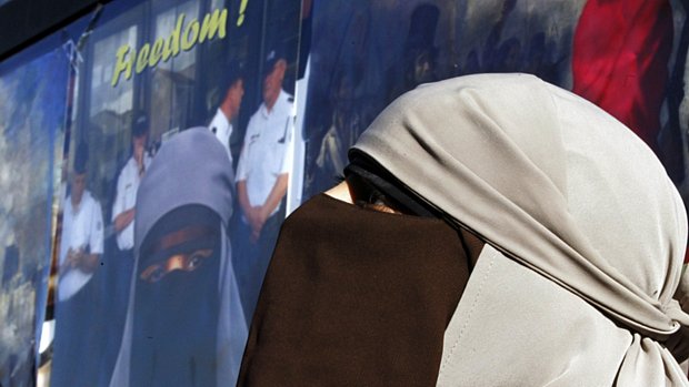 A francesa Kenza Drider, de ascendência norte-africana, usa o niqab apesar da lei que proíbe seu uso e adianta que quer se candidatar às eleições presidenciais de 2012