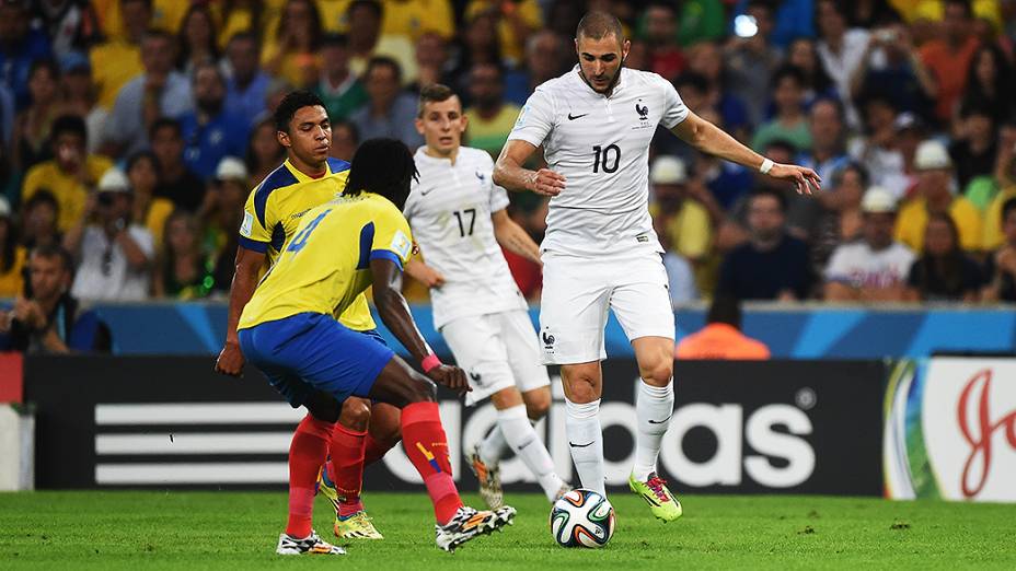 O francês Benzema conduz a bola no jogo contra o Equador no Maracanã, no Rio