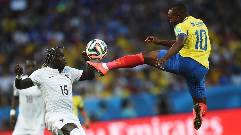O equatoriano Walter Ayoví pula para chutar a bola no jogo contra a França no Maracanã, no Rio
