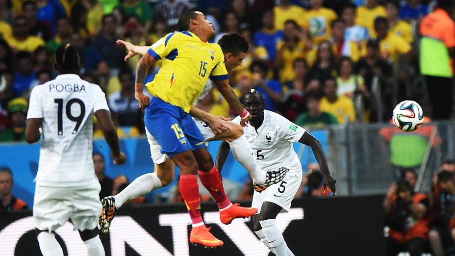 Lance no jogo entre Equador e França no Maracanã, no Rio