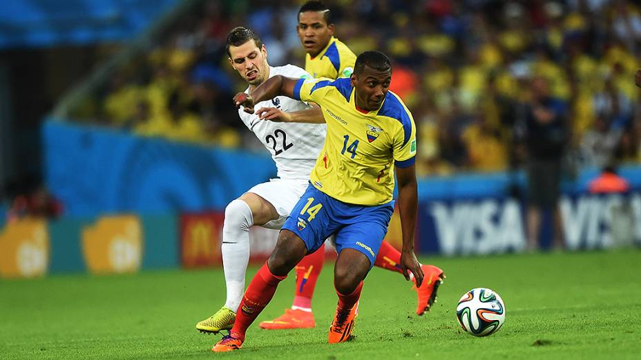 Oswaldo Minda, do Equador, é marcado pelo jogador da França no Maracanã, no Rio