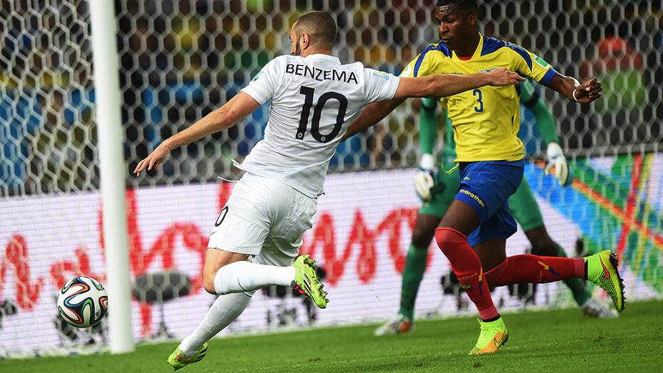 Benzema, da França, chuta a bola contra o gol do Equador