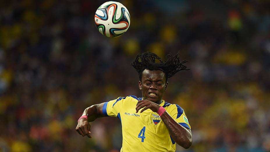 Paredes, do Equador, durante o jogo contra a França no Maracanã, no Rio