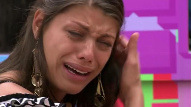 Franciele chora após mais uma briga com Diego no BBB14