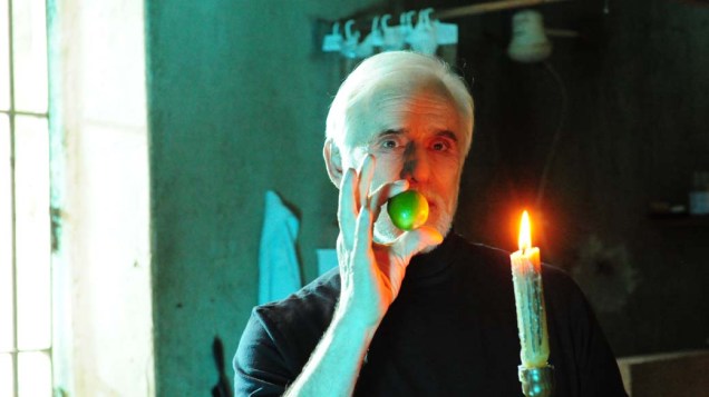 Francisco Cuoco durante cena de ilusionismo da novela<em> O Astro</em>, da Rede Globo