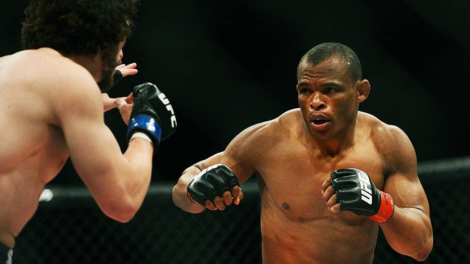 O brasileiro Francisco Trinaldo “Massaranduba” vence o americano Mike Rio no UFC Jaraguá do Sul, norte de Santa Catarina