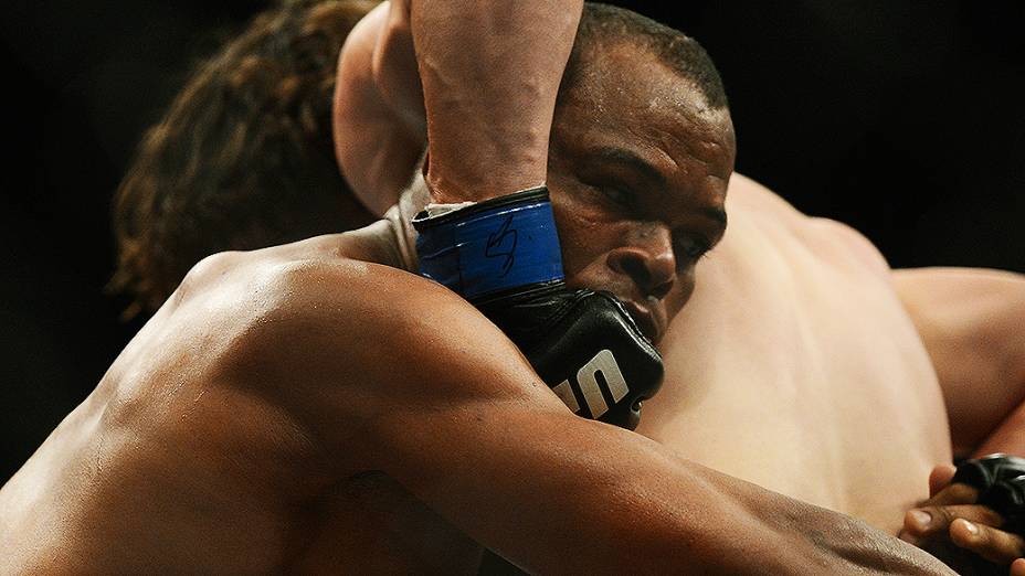 O brasileiro Francisco Trinaldo “Massaranduba” vence o americano Mike Rio no UFC Jaraguá do Sul, norte de Santa Catarina