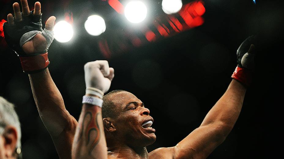 O brasileiro Francisco Trinaldo “Massaranduba” vence o americano Mike Rio no UFC Jaraguá do Sul, norte de Santa Catarina