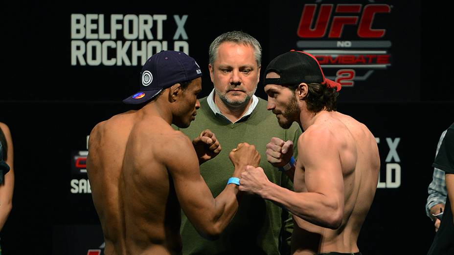 Francisco Trinaldo e Mike Rio durante a pesagem do UFC Jaraguá do Sul em (SC)