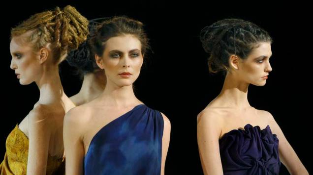 Modelos participam do desfile de Franck Sorbier na semana de moda de Paris