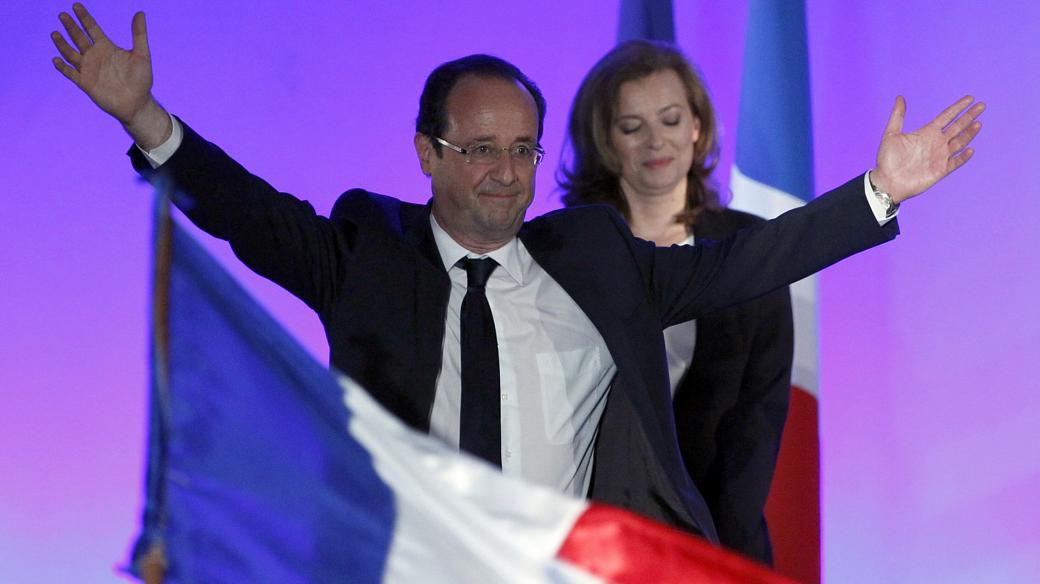 François Hollande, presidente eleito da França, acena ao chegar para discurso aos seus simpatizantes, na cidade de Tulle, sudoeste do país, onde ele foi prefeito