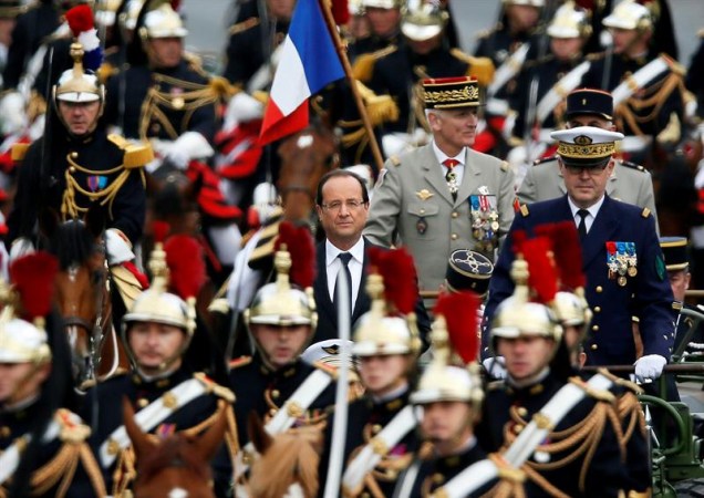 O presidente francês François Holllande e a sua chegada na Praça da Concórdia para assistir ao desfile da Festa Nacional, em Paris.