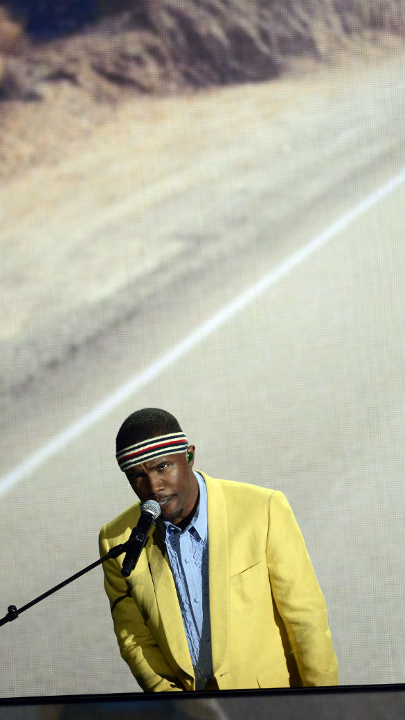 Sozinho no palco, o rapper Frank Ocean apresentou a música Forrest Gump no Grammy 2013