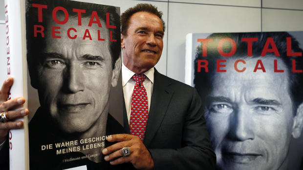 Arnold Schwarzenegger apresenta seu livro Total Recall, na Feira do Livro de Frankfurt