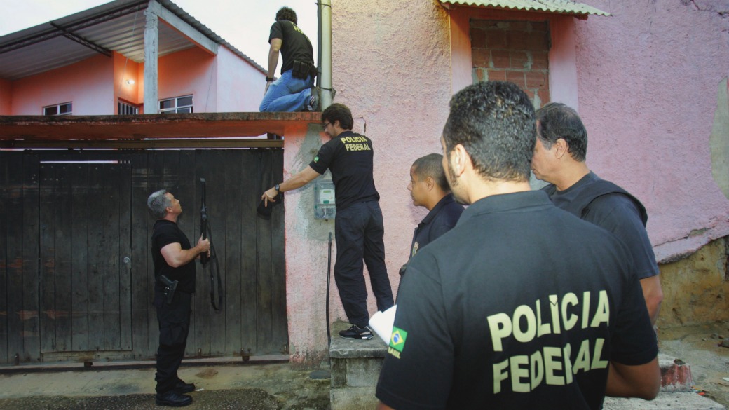 Em Belford Roxo, na Baixada Fluminense, agentes da Polícia Federal procuram acusados de fraudar o INSS