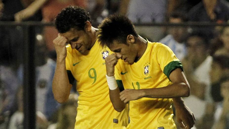 Fred e Neymar celebram o gol do Brasil no Superclássico das Américas, em Buenos Aires