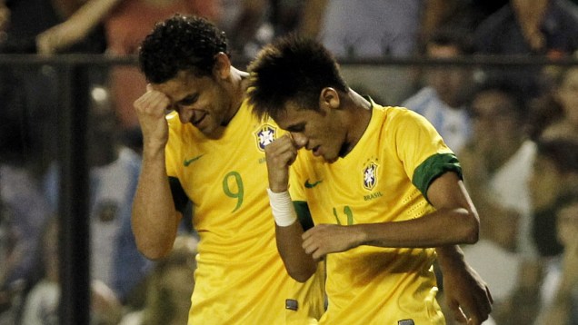 Fred e Neymar celebram o gol do Brasil na derrota por 2 a 1. Festa continuou após os pênaltis