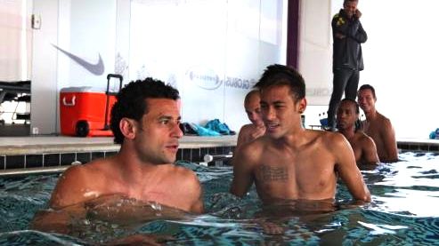 Fred e Neymar na piscina durante preparação para o Superclássico das Américas, em Buenos Aires