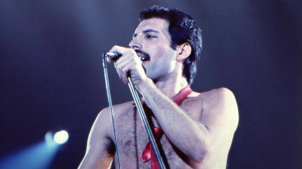 Freddie Mercury durante show do Queen da década de 1960