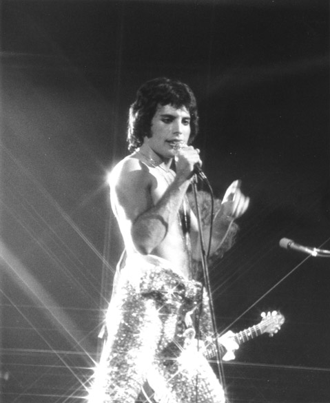 Freddie Mercury durante show do Queen em 1974