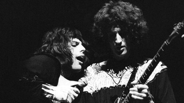 Freddie Mercury e Brian May durante show do Queen em 1974