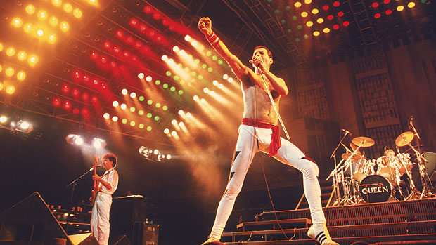 Freddie Mercury no palco, em foto de 1986