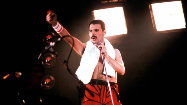 Freddie Mercury durante show do Queen na Austrália, em 1985