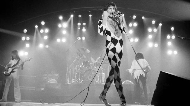 Freddie Mercury durante show do Queen em Copenhague, Dinamarca, em 1974