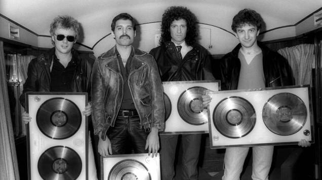 Da esquerda para a direita, Roger Taylor, Freddie Mercury, Brian May e John Deacon com discos de ouro na Holanda, em 1982