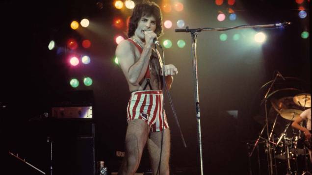 Freddie Mercury durante show do Queen em Las Vegas, em 1970