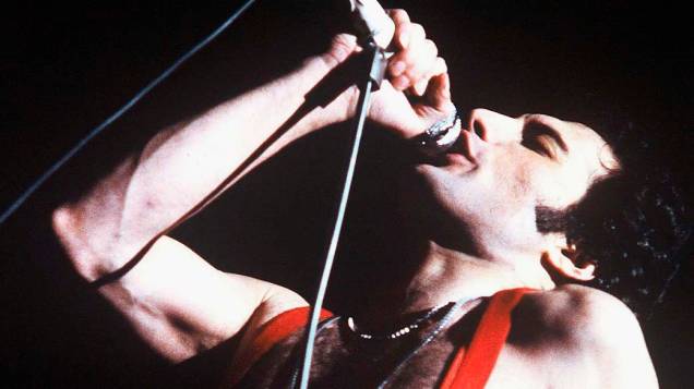 Freddie Mercury durante show do Queen em Paris, em 1979
