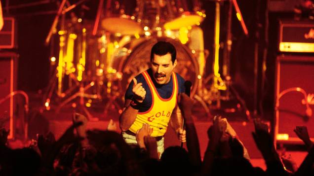 Freddie Mercury durante show do Queen na Suíça, em 1984