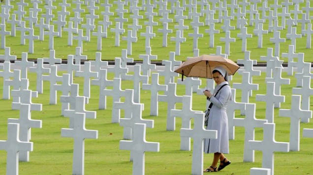 Freira católica visita cemitério militar americano em Manila, nas Filipinas
