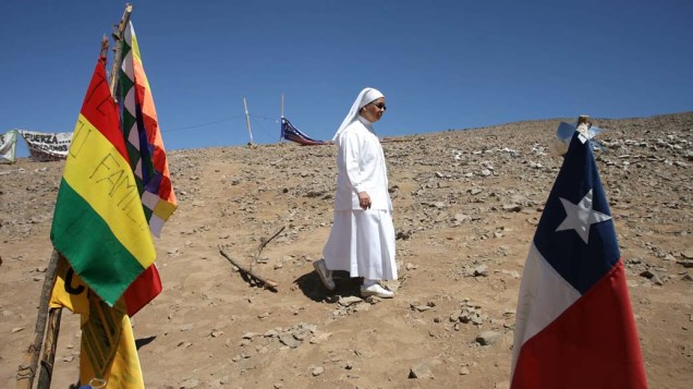 Em Copiapó, no Chile, freira caminha na mina de San José para acompanhar o resgate dos 33 mineiros presos há dez semanas