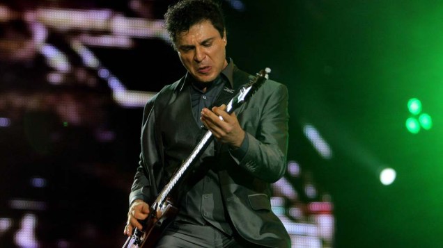 Frejat durante show no palco Mundo, no sexto dia do Rock in Rio, em 01/10/2011