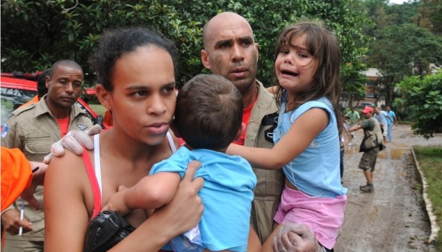 Fábio Tarden com sua família sã e salva: ele caminhou 35 quilômetros na chuva para conseguir um helicóptero