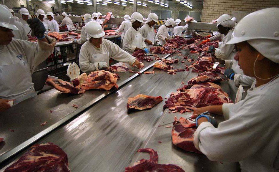 Linha de produção do frigorífico JBS na cidade de Lins, São Paulo