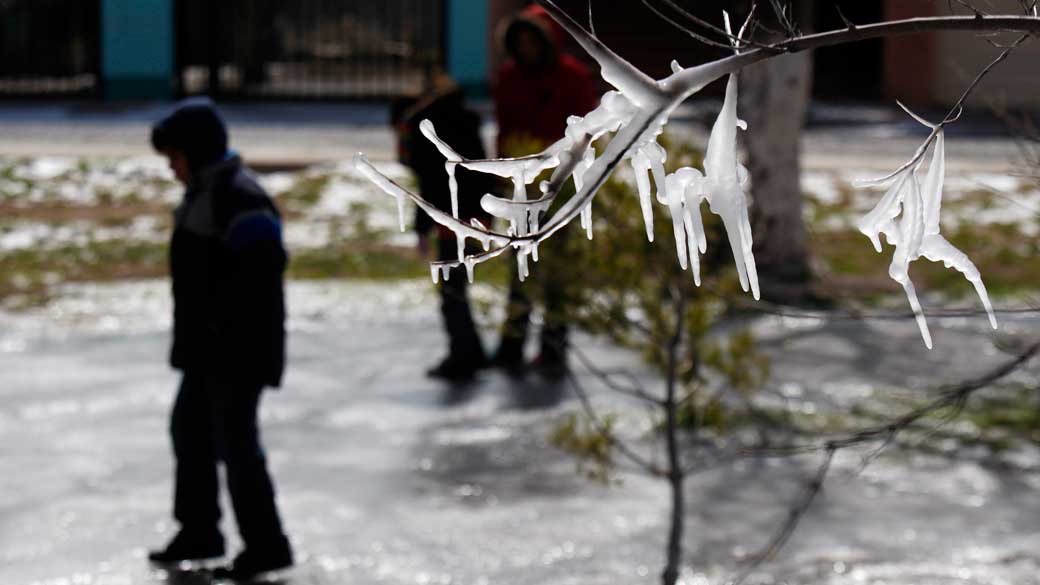 Criança anda no gelo na cidade de Juarez, no México. A temperatura é a menor registrada desde 1952 e causou falhas de energia em diversas cidades na fronteira com os EUA - 03/02/2011