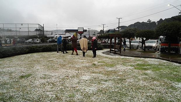 Frio intenso em Urupema (SC) faz a neve dar as caras transformando a paisagem na cidade mais fria do Brasil