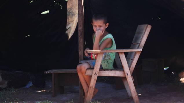 Criança no acampamento de sem-terras paraguaios, que pretendem ocupar terras de brasileiros em Ñacunday