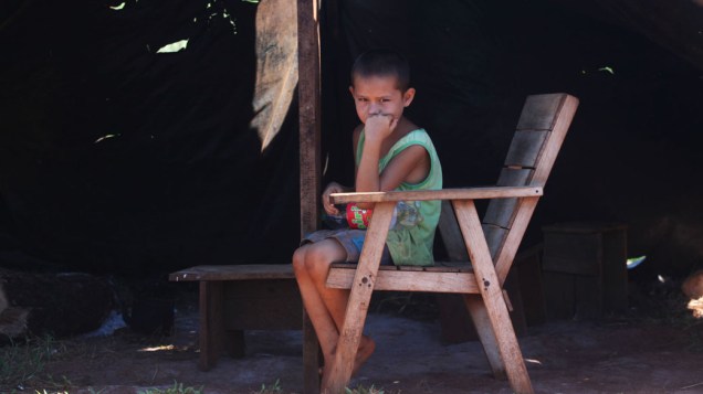 Criança no acampamento de sem-terras paraguaios, que pretendem ocupar terras de brasileiros em Ñacunday
