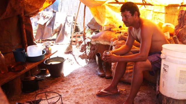 Carpero Pedro Mendes,sem-terra paraguaio, em acampamento em Ñacunday