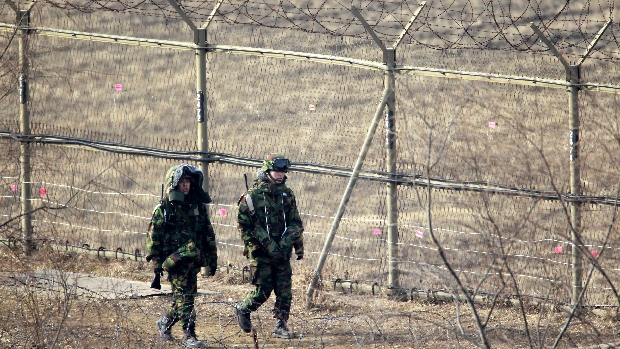 Soldados sul-coreanos patrulham fronteira com a Coreia do Norte