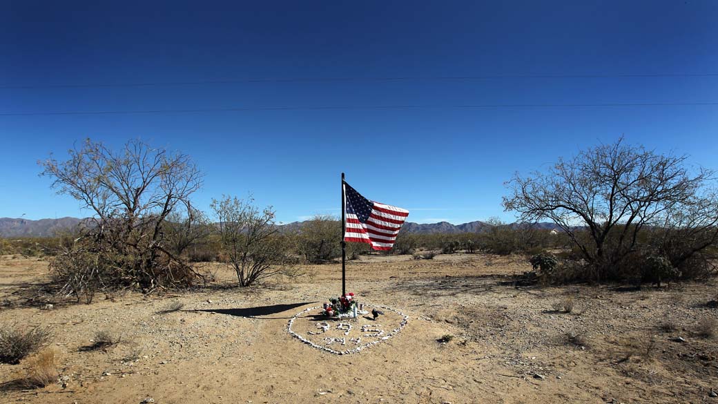 Bandeira americana em homenagem a agente da Shadow Wolves (unidade de imigração e alfândega) assassinado por um motorista bêbado na reserva de Tohono O’odham, divisa entre Estados Unidos e México no Arizona