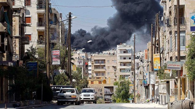 Fumaça após lançamento de míssel pela força aérea do governo sírio, em Aleppo