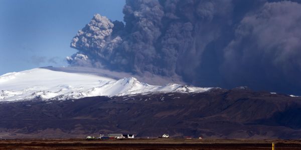 Erupção do vulcão Eyjafjallajokull se fortaleceu, enviando uma nova nuvem de cinzas