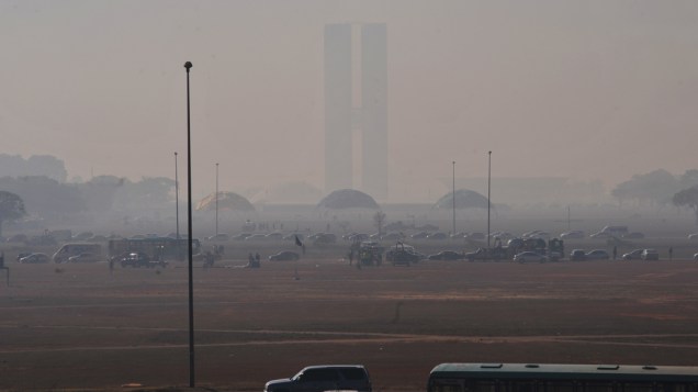 A cidade de Brasília coberta por nuvens de fumaça causada por focos de incêndio em áreas próximas à capital